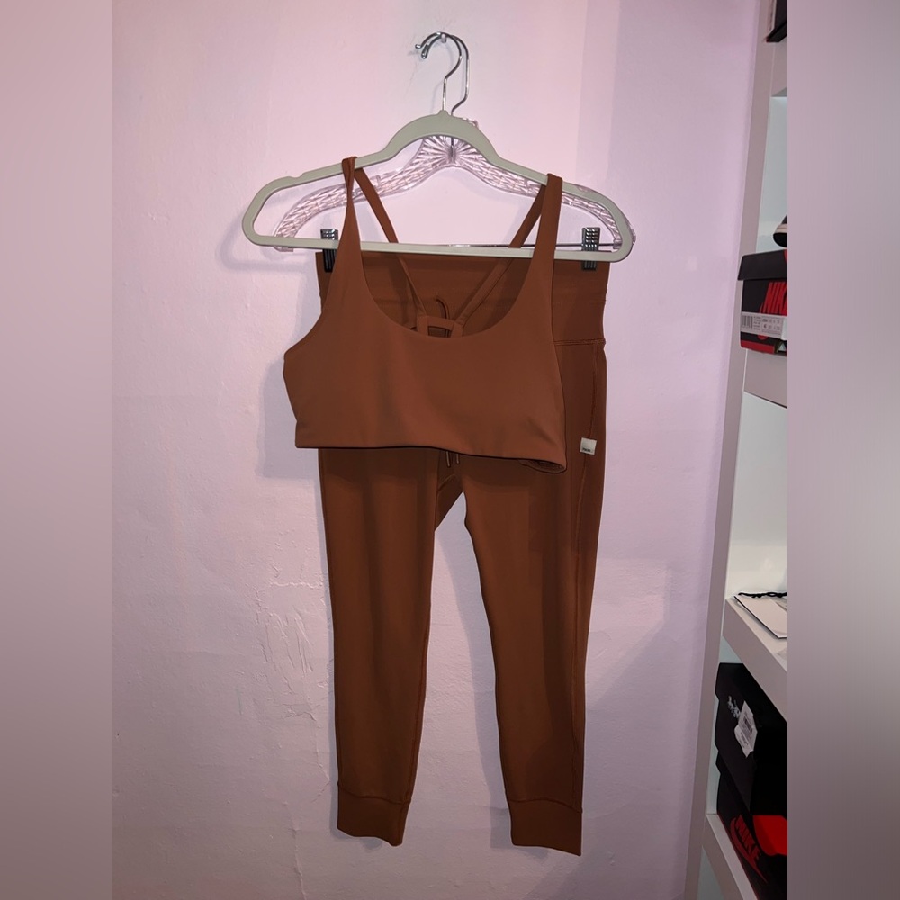 VUORI ATHLETIC WEAR BRA & LEGGINGS SET